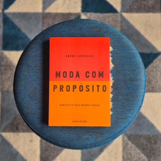 foto do livro moda com propósito autor André carvalhal