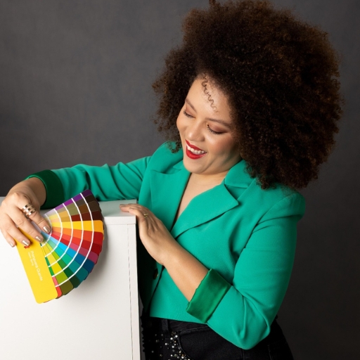 Consultora segurando uma cartela de coloração pessoal